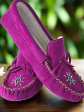 Load image into Gallery viewer, Ladies Hiawatha Moccasins