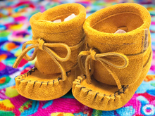 Load image into Gallery viewer, Baby Wrap A Round Moccasins - Tan