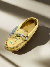 Load image into Gallery viewer, Ladies Beaded Smooth Moose Hide Moccasins